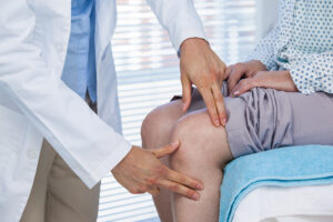 dr hitesh kubadia examining patient knee in hksclinic, mumbai